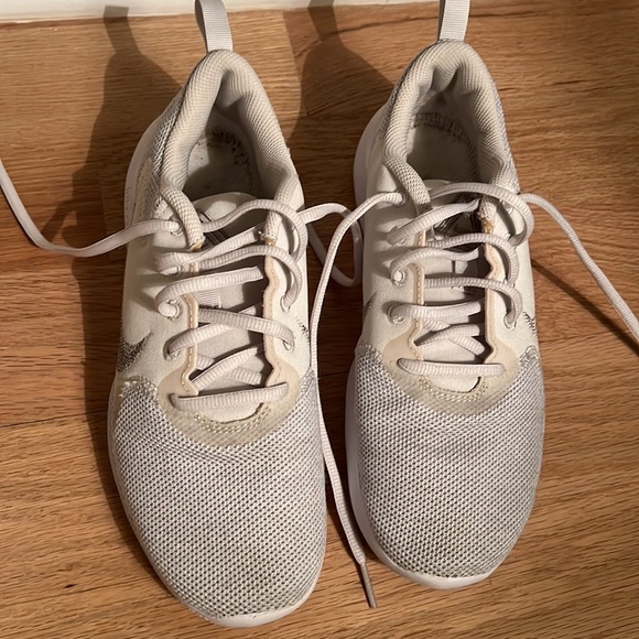 Nike cross training white womens sneakers - Picture 2 of 8